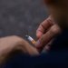 الابتعاد عن التدخين يقلل خطر الإصابة بمتلازمة القولون العصبي (رويترز)
