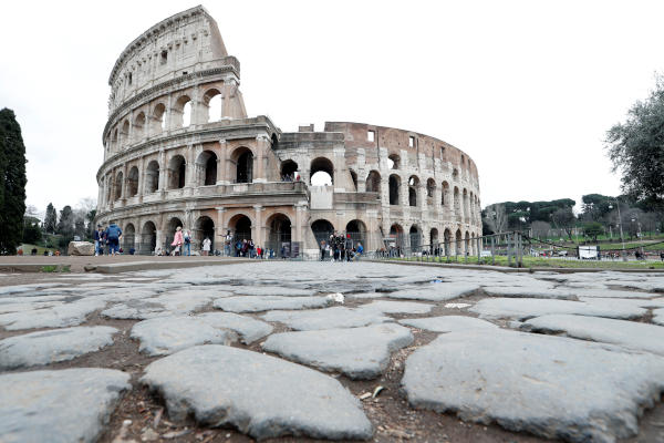 مبنى الكولوسيوم الأثري في روما بعد تفشّي فيروس كورونا 
